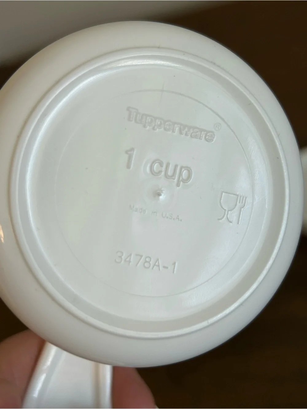 TUPPERWARE CURVED HANDLE WHITE MEASURING CUPS AND SPOONS